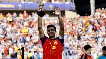 مانشستر سيتي يحسم موقفه من عرض برشلونة للتعاقد مع رودري