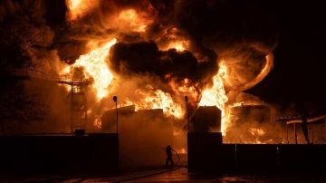 إجلاء أكثر من 200 شخص بسبب حريق هائل قرب بحيرة جاردا شمال إيطاليا إجلاء أكثر من 200 شخص بسبب حريق هائل قرب بحيرة جاردا شمال إيطاليا