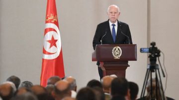 رئيس الجمهورية يكرم المتفوقين في موكب الاحتفال بيوم العلم رئيس الجمهورية يكرم المتفوقين في موكب الاحتفال بيوم العلم