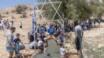 المستوطنون الإسرائيليون يستولون على عيون المياه الفلسطينية المستوطنون الإسرائيليون يستولون على عيون المياه الفلسطينية