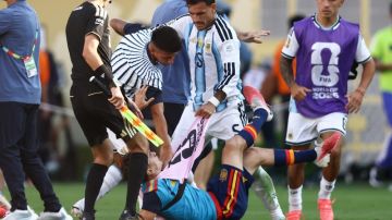 "فيفا" يوقف الأرجنتيني باريديس 10 مباريات