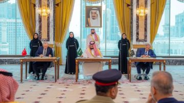 السعودية وتركيا وباكستان توقع اتفاقية مكة للدفاع المشترك السعودية وتركيا وباكستان توقع اتفاقية مكة للدفاع المشترك