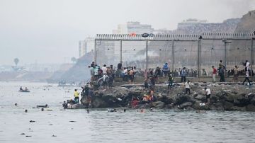 إسبانيا تنصب حاجزا عائما في سبتة عقب تدفق المهاجرين إسبانيا تنصب حاجزا عائما في سبتة عقب تدفق المهاجرين