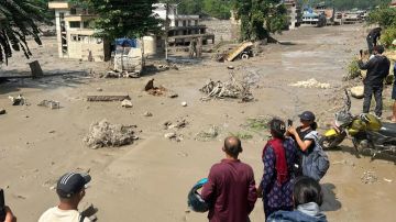 فقدان اكثر من 500 سائحا جراء سيول النيبال المدمرة فقدان اكثر من 500 سائحا جراء سيول النيبال المدمرة