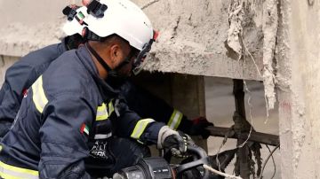 فريق الإنقاذ الإماراتي يعثر على 10 مفقودين في نيبال فريق الإنقاذ الإماراتي يعثر على 10 مفقودين في نيبال