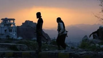 أنباء تتحدث عن حفر الحوثيين خنادق قرب باب المندب وتلغيم البحر أنباء تتحدث عن حفر الحوثيين خنادق قرب باب المندب وتلغيم البحر