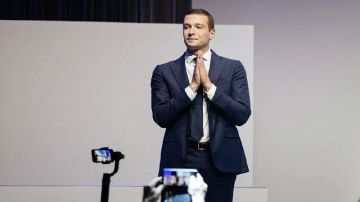 إلقاء ثوم على زعيم التجمع الوطني اليميني جوردان بارديلا خلال زيارته لمعرض في شرق فرنسا إلقاء ثوم على زعيم التجمع الوطني اليميني جوردان بارديلا خلال زيارته لمعرض في شرق فرنسا