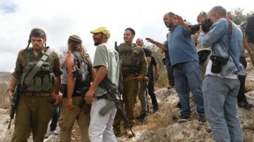 من اعتداءات المستوطنين إلى محاصرة القرى الفلسطينية ... تهجير... بلا جرافات من اعتداءات المستوطنين إلى محاصرة القرى الفلسطينية ... تهجير... بلا جرافات