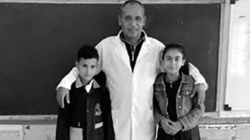 معلم يكتب لتلاميذه... ثقوا بقدراتكم.. فكل نجاح كبير يبدأ بخطوة صغيرة معلم يكتب لتلاميذه... ثقوا بقدراتكم.. فكل نجاح كبير يبدأ بخطوة صغيرة