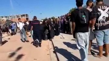 شاحنة تدهس مواطنين قرب معهد ثانوي بالمحمدية ... وفاة امرأتين وإصابة تلميذين شاحنة تدهس مواطنين قرب معهد ثانوي بالمحمدية ... وفاة امرأتين وإصابة تلميذين