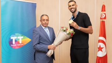 اتصالات تونس تكرم البطل الأولمبي فراس القطوسي بعد تتويجه بالذهب اتصالات تونس تكرم البطل الأولمبي فراس القطوسي بعد تتويجه بالذهب