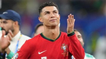 رغم توديع المونديال.. كريستيانو رونالدو يواصل الرحلة مع البرتغال رغم توديع المونديال.. كريستيانو رونالدو يواصل الرحلة مع البرتغال