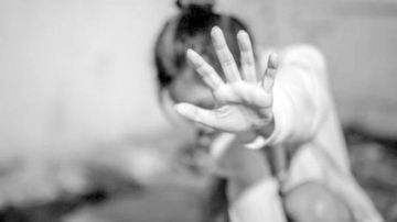 الملاسين ...في فيديو استغاثة لوالدتها في الفايسبوك... اغتصبوا طفلتي ذات 15 سنة وحاولوا قتلها