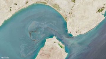 قتيل و3 مصابين في هجوم على سفينة تجارية إيرانية بمضيق هرمز قتيل و3 مصابين في هجوم على سفينة تجارية إيرانية بمضيق هرمز