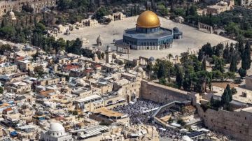 مئات المستوطنين يقتحمون المسجد الأقصى ويعتدون على الفلسطينيين
