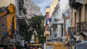 اليونان.. انفجار أثينا يخلف 6 قتلى بينهم 4 أميركيين اليونان.. انفجار أثينا يخلف 6 قتلى بينهم 4 أميركيين