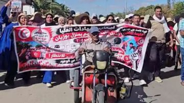 سيدي بوزيد: المعطلون عن العمل في مسيرة نحو قصر قرطاج سيدي بوزيد: المعطلون عن العمل في مسيرة نحو قصر قرطاج