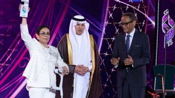 صدى المستقبل يكرم نبض الماضي: جمهور قرطاج يقلد لطيفة القفصي وسام الحب الأبدي صدى المستقبل يكرم نبض الماضي: جمهور قرطاج يقلد لطيفة القفصي وسام الحب الأبدي