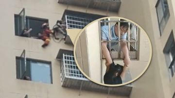 امرأة شجاعة تنقذ طفلة سقطت من ارتفاع شاهق عبر التمسك بها امرأة شجاعة تنقذ طفلة سقطت من ارتفاع شاهق عبر التمسك بها