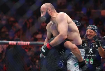 شاهد.. مقاتل روسي يسقط منافسه بالضربة الفنية القاضية شاهد.. مقاتل روسي يسقط منافسه بالضربة الفنية القاضية