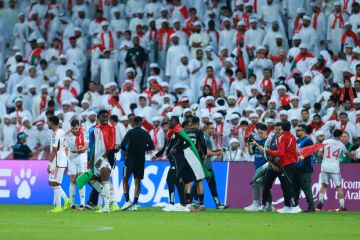 لاعب إماراتي يشعل تفاعلا.. هذا ما فعله مع والدته بعد الفوز على سلطنة عمان