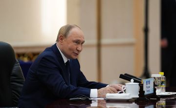 رئيس الإمارات ينشر صورة لافتة لبوتين مهنئا بعيد ميلاده رئيس الإمارات ينشر صورة لافتة لبوتين مهنئا بعيد ميلاده