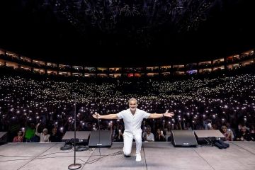 باسم يوسف يوجه رسالة للمصريين بعد أكبر عرض في مسيرته