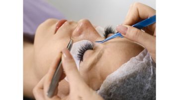 الرموش الاصطناعية.. تريند تجميلي ينتهي بحرق الجفون والعمى الجزئي الرموش الاصطناعية.. تريند تجميلي ينتهي بحرق الجفون والعمى الجزئي