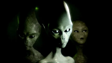 علماء يفجرون مفاجأة: كائنات مجهولة تراقب الأرض من الفضاء