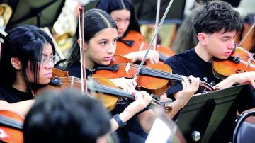 عيال البلاد رفعوا اسم الإمارات وعلمها حول العالم عيال البلاد رفعوا اسم الإمارات وعلمها حول العالم