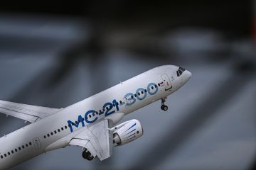 روسيا تستعرض نماذج لطائراتها المدنية الواعدة في دبي روسيا تستعرض نماذج لطائراتها المدنية الواعدة في دبي