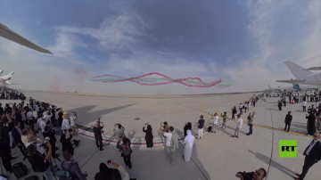 فرسان الإمارات يبهر زوار معرض دبي للطيران بعرض جوي ساحر