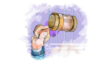 طيار يطلب 6.6 ملايين درهم تعويضا عن ضربه وسبه داخل مطعم