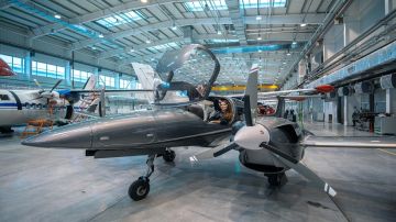 روسيا تكشف عن طائرة تدريبية متعددة الأغراض في معرض دبي 2025 (فيديو)