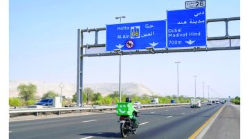 ضوابط جديدة لسير المركبات الثقيلة و الدليفري بدبي والشارقة.. أبرزها حظر المسارات السريعة