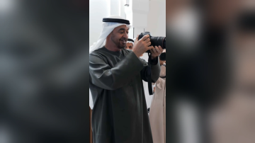 رئيس الإمارات يفاجئ مصورا أثناء استقباله رئيس الوزراء الكندي بصورة تذكارية