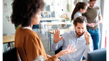  التنمر الوظيفي .. ممارسات تعسفية تطارد موظفين بصدمة اضطراب الكرب وتدفعهم إلى الاكتئاب 