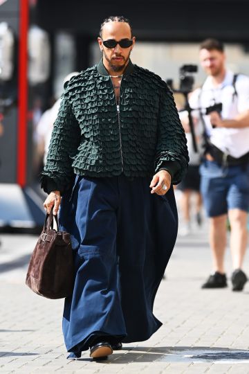 لويس هاميلتون يسرق الأنظار بإطلالاته في سباق الفورمولا 1 في أبوظبي