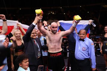 غاسييف يتوج بلقب رابطة الملاكمة العالمية للوزن الثقيل بـ  ضربة قاضية  في دبي