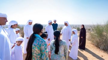 حمدان بن محمد يشهد جانبا من فعاليات مخيم غمران برفقة ابنيه راشد وشيخة