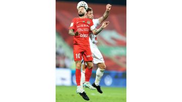 المواجهة الثامنة في سنة واحدة بين شباب الأهلي والشارقة..  سوبر 