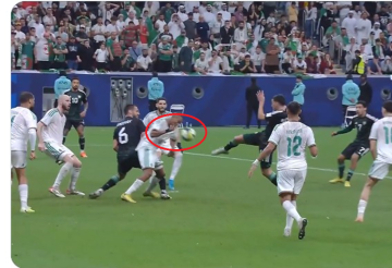 لقطة تحكيمية مثيرة للجدل.. هل استحق منتخب الإمارات ركلة جزاء في الثواني الأخيرة من مواجهة الجزائر؟ لقطة تحكيمية مثيرة للجدل.. هل استحق منتخب الإمارات ركلة جزاء في الثواني الأخيرة من مواجهة الجزائر؟