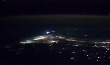 من الفضاء.. لقطة لظاهرة لافتة فوق أبو ظبي بعدسة رائد روسي (فيديو)
