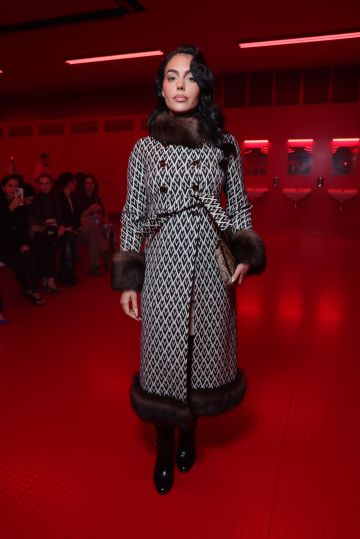 جورجينا رودريغيز بالعباءة وغطاء الرأس في جامع الشيخ زايد بأبوظبي