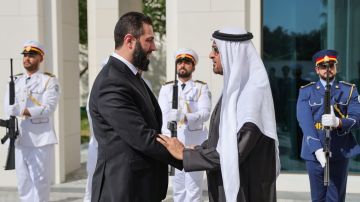 محمد بن زايد يستقبل أحمد الشرع في أول زيارة له إلى الإمارات محمد بن زايد يستقبل أحمد الشرع في أول زيارة له إلى الإمارات