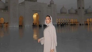 بالعباءة والحجاب.. إطلالة عربية لجورجبنا رودريغز شريكة النجم رونالدو (صور)