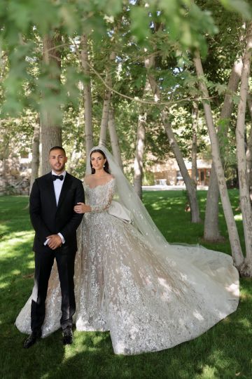 عروس نجل إيلي صعب خطفت الأنظار بفستانين خياليين.. والزفاف تحول إلى منصة أناقة عالمية عروس نجل إيلي صعب خطفت الأنظار بفستانين خياليين.. والزفاف تحول إلى منصة أناقة عالمية