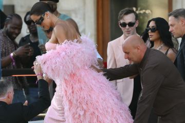 الريش يتصدر واجهة الموضة ويزين إطلالات النجمات العالميات والعربيات الريش يتصدر واجهة الموضة ويزين إطلالات النجمات العالميات والعربيات