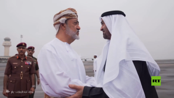 رئيس الإمارات يصل إلى صلالة في زيارة أخوية لسلطنة عمان رئيس الإمارات يصل إلى صلالة في زيارة أخوية لسلطنة عمان