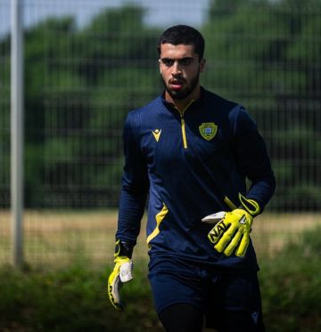 حارس إماراتي على أبواب مانشستر يونايتد